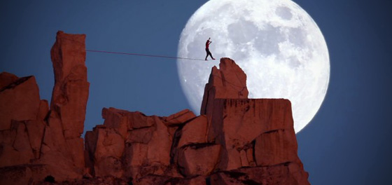 Un hombre haciendo equilibrio, lo que representar el riesgo que decide tener un autónomo al autoemplearse.