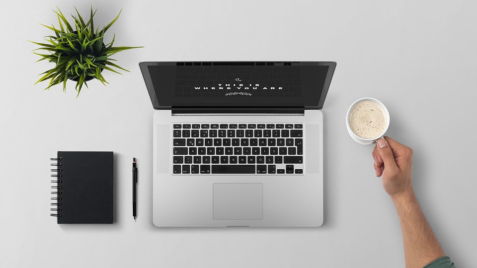 servicios on-line a clientes extranjeros Un autónomo con su ordenador listo para averiguar sobre los servicios online a clientes extranjeros