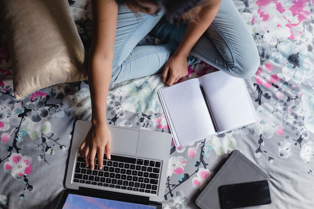 Una autónoma revisando la información en su laptop sobre el IVA y el modelo 130