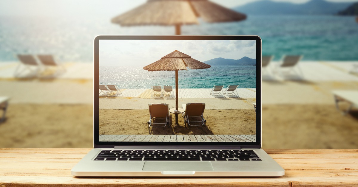 Una laptop mostrando un viaje a la playa, el cual es un gasto deducible si eres autónomo.