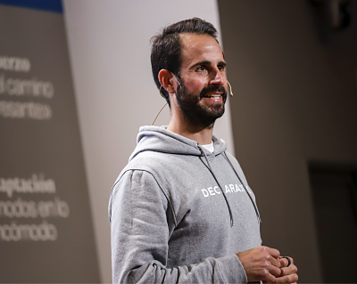 Vicente, CEO de la empresa, explicando las novedades fiscales para los autonomos 2021