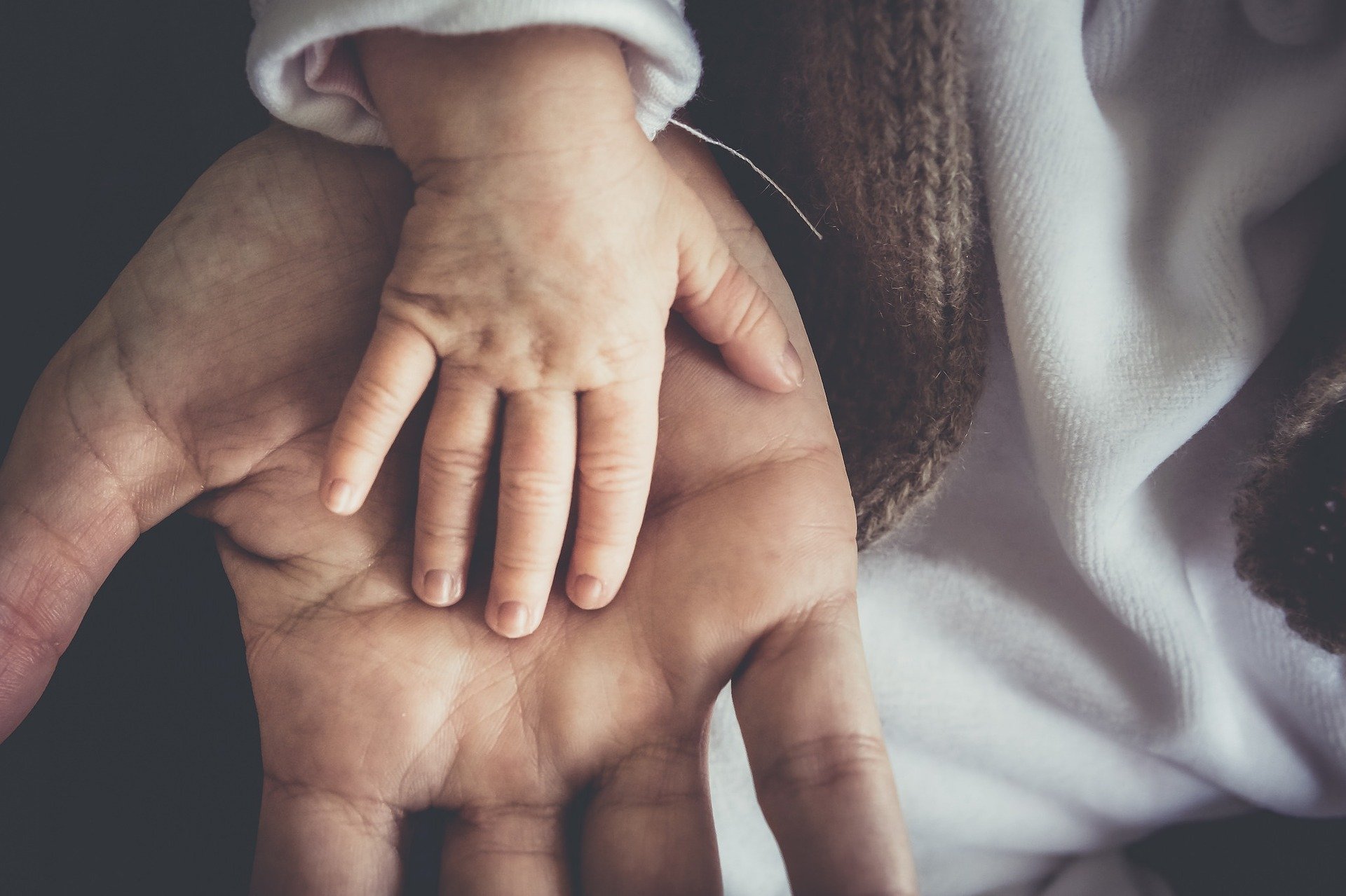 Un padre que inicia el trámite de la baja por paternidad para autónomos porque ha tenido un hijo