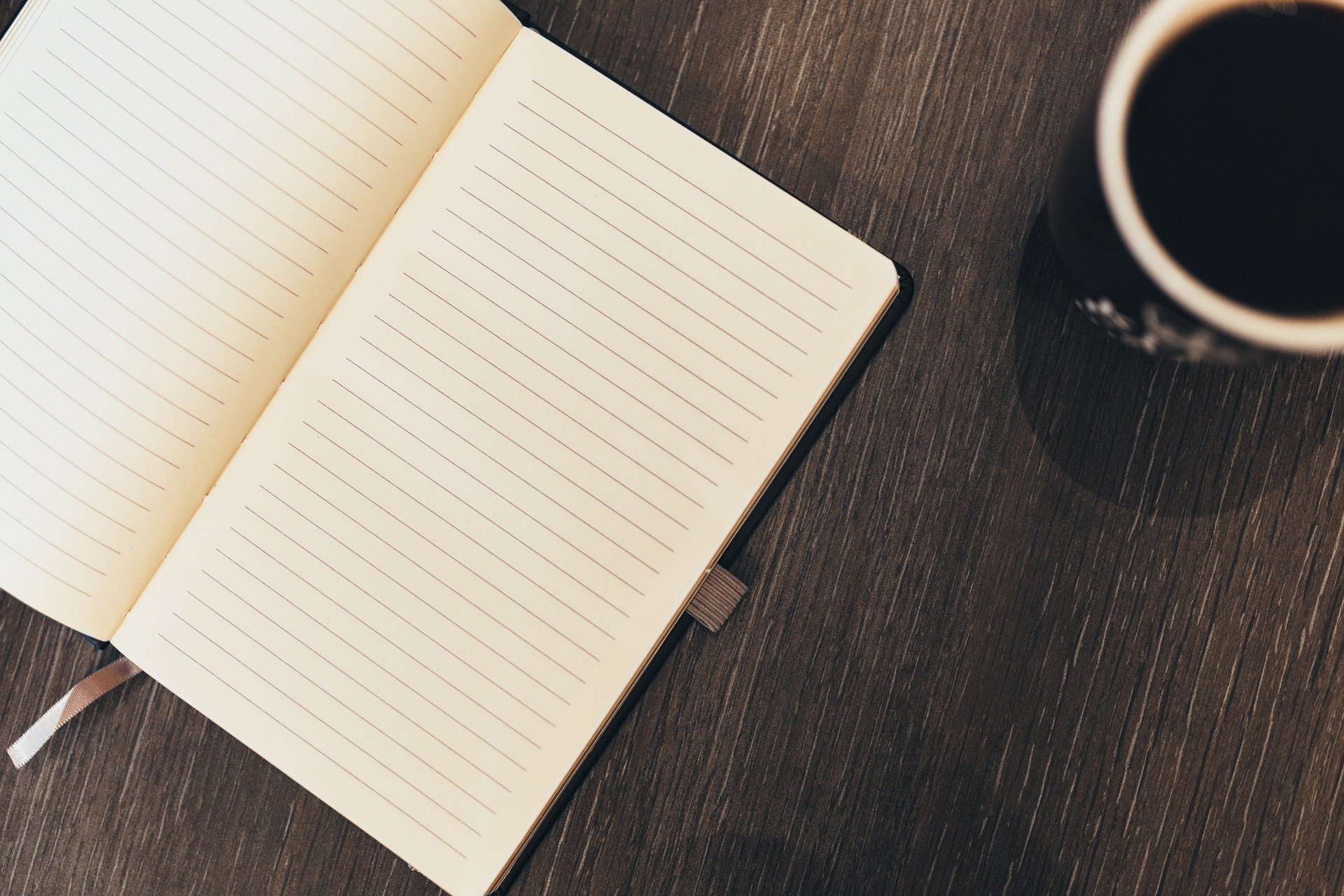 una libreta y un café para buscar información sobre el paro de los autónomos