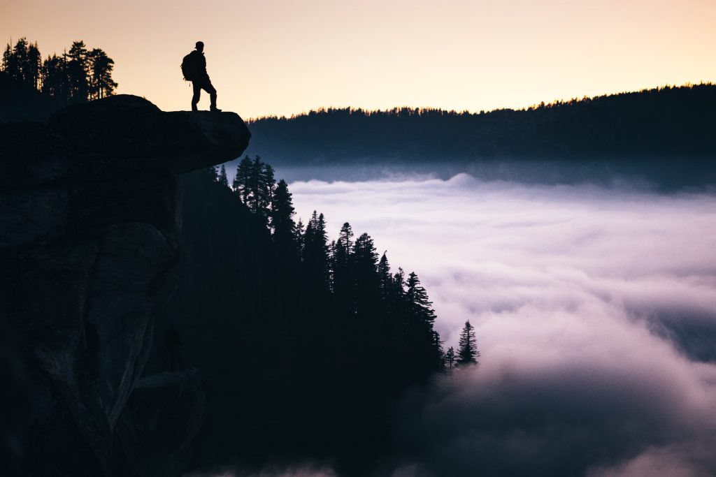 Persona en una montaña simbolizando el inicio de una nueva aventura laboral como autónomo en marketing