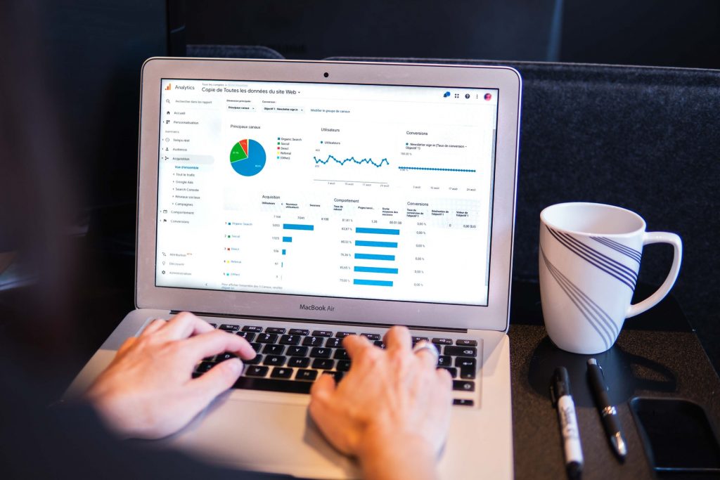 Autónomo instalando Google Analytics para crear su blog