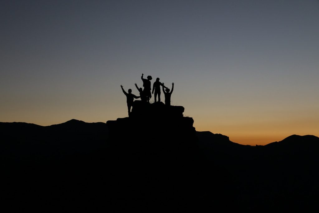 Personas en una mopntaña simbolizando el concepto de equipo
