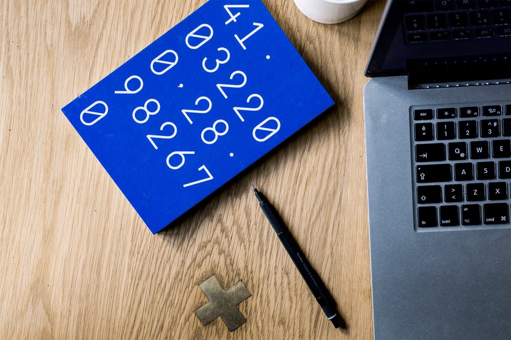 Calculadora y ordenador simbolizando la fijación de precios de un autónomo si