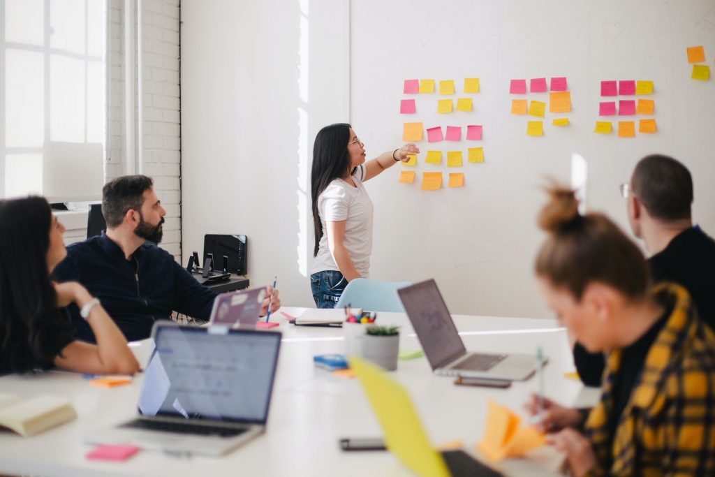 autónomos manteniendo una reunión organizando sus tareas para ser más productivos.