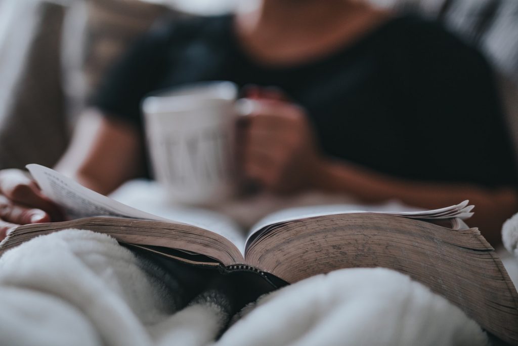 Autónomo desconectando del trabajo y leyendo un libro en su tiempo libre por que organizó bien sus tareas del trabajo.