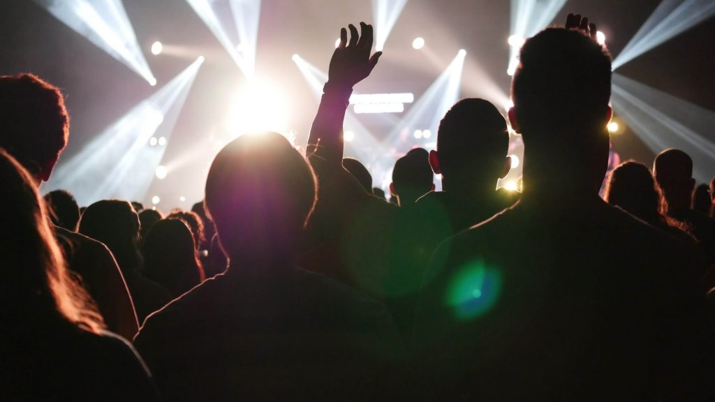 Gente en una fiesta simbolizando el concepto de vivir bien del marketing