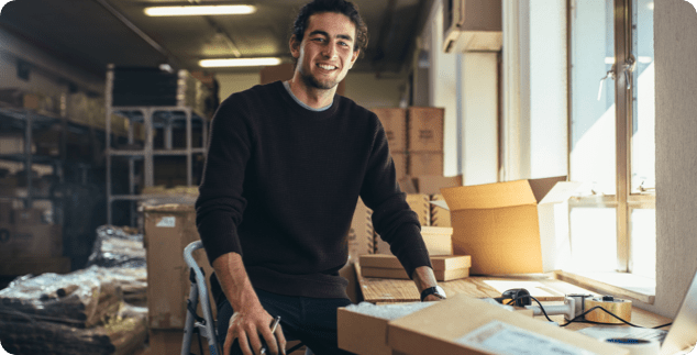 Un hombre de pie investigando sobre dropshipping