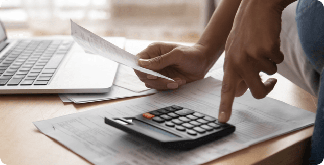 una calculadora con un folio que explica el dropshipping para autónomos
