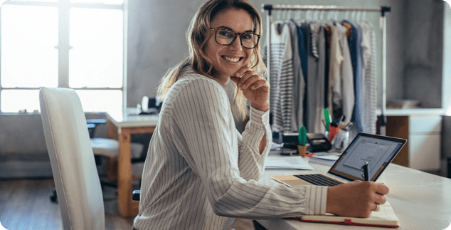 una mujer autónomo sentada en un escritorio para informarse sobre el dropshipping