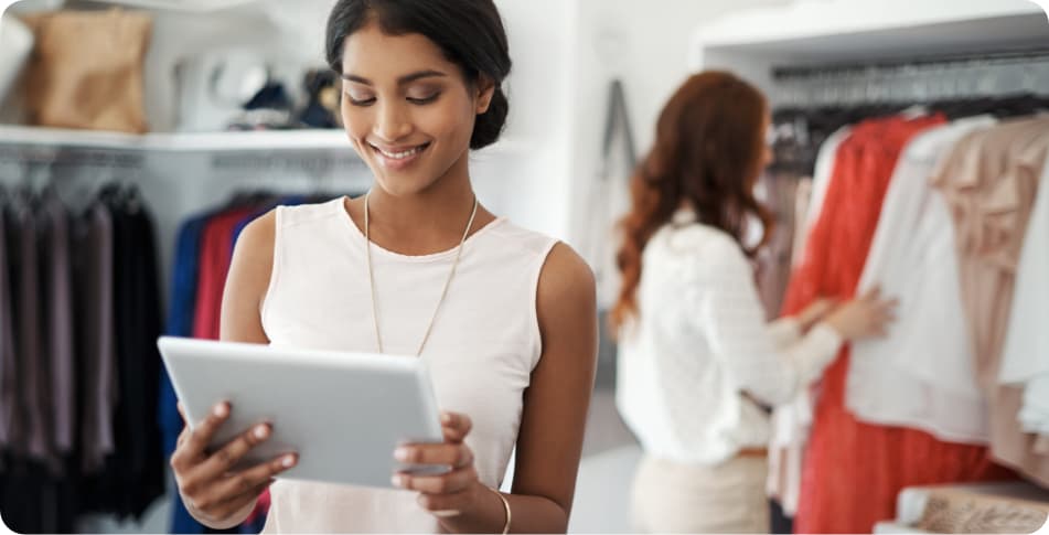 una chica mirando en una tablet como hacer su tienda ecommerce
