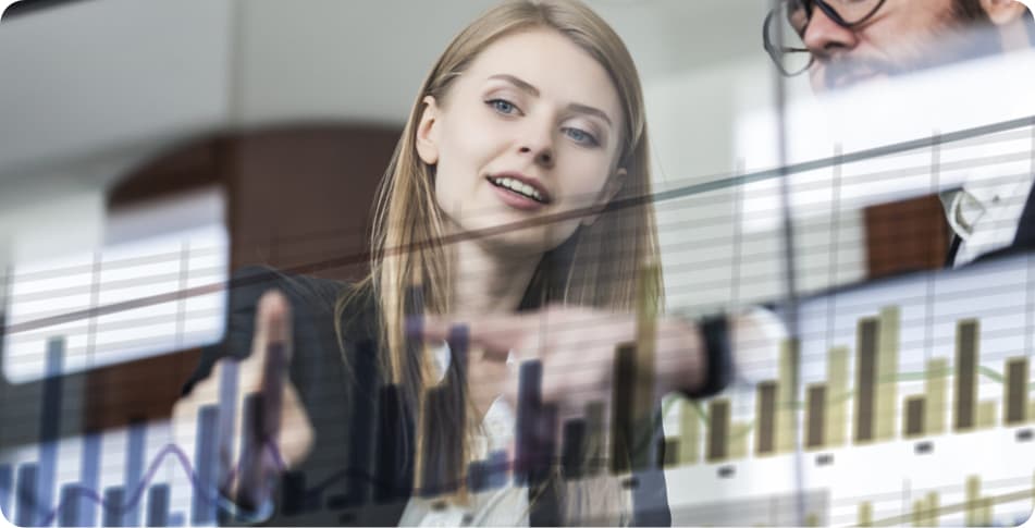 una chica mirando una gráfica sobre el ecommerce