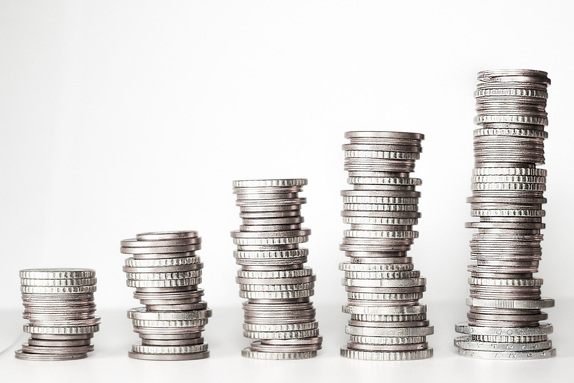 Monedas puestas una encima de la otra y muestran la inflación del IPC