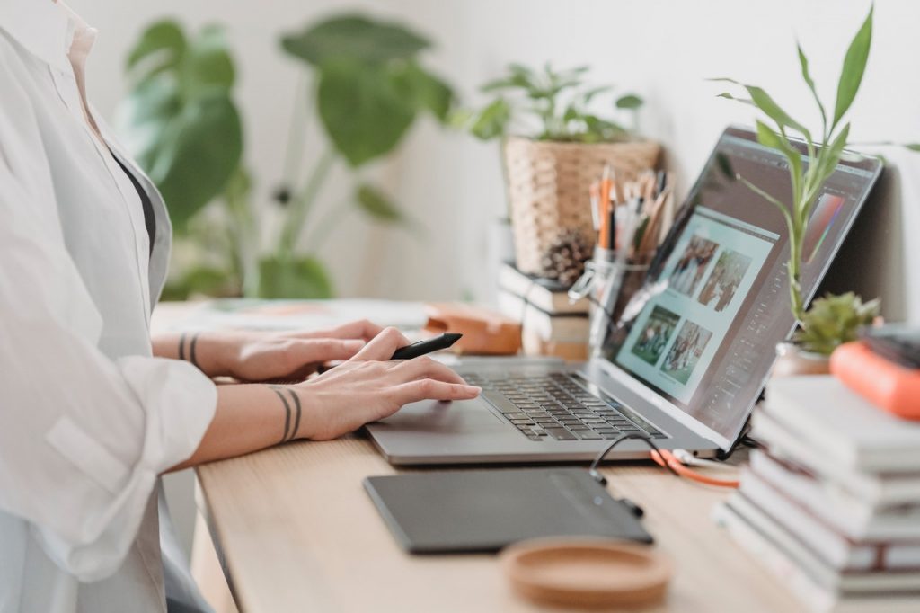 Unas manos de una mujer en un portatil para buscar qué es el atributación por módulos