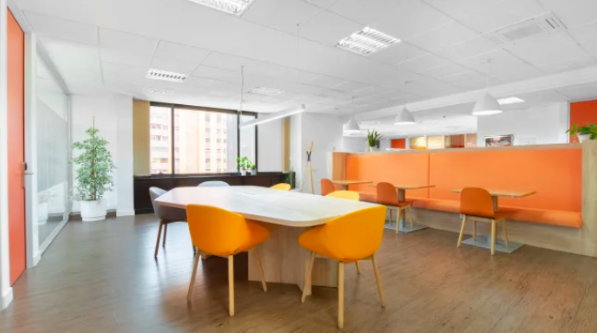 Un cowork con tonos naranja