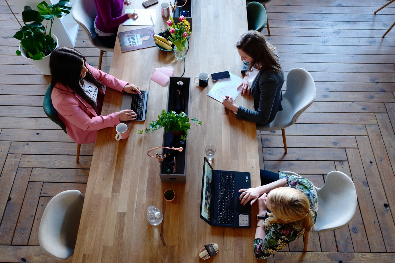 un grupo de personas trabajando en un cowork