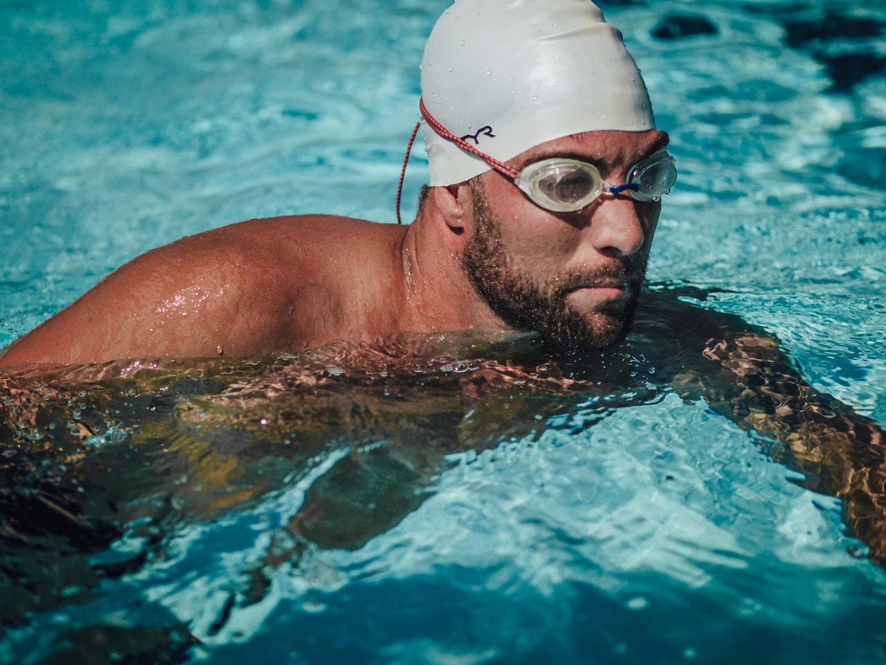 un nadador que usa la fiscalidad de los autónomos deportistas