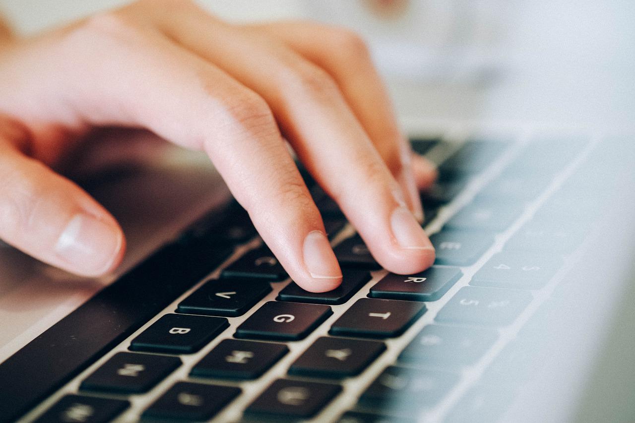 Una mano con un teclado para ver los impuestos que tiene una sociedad limitada