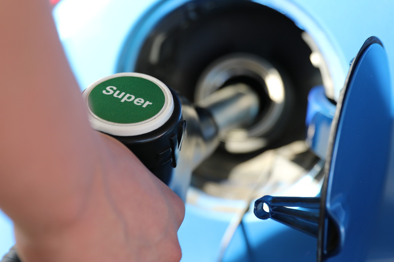 Un autónomo poniendo gasolina que luego apuntará como gastos deducible ya que es un gasto en gasolina
