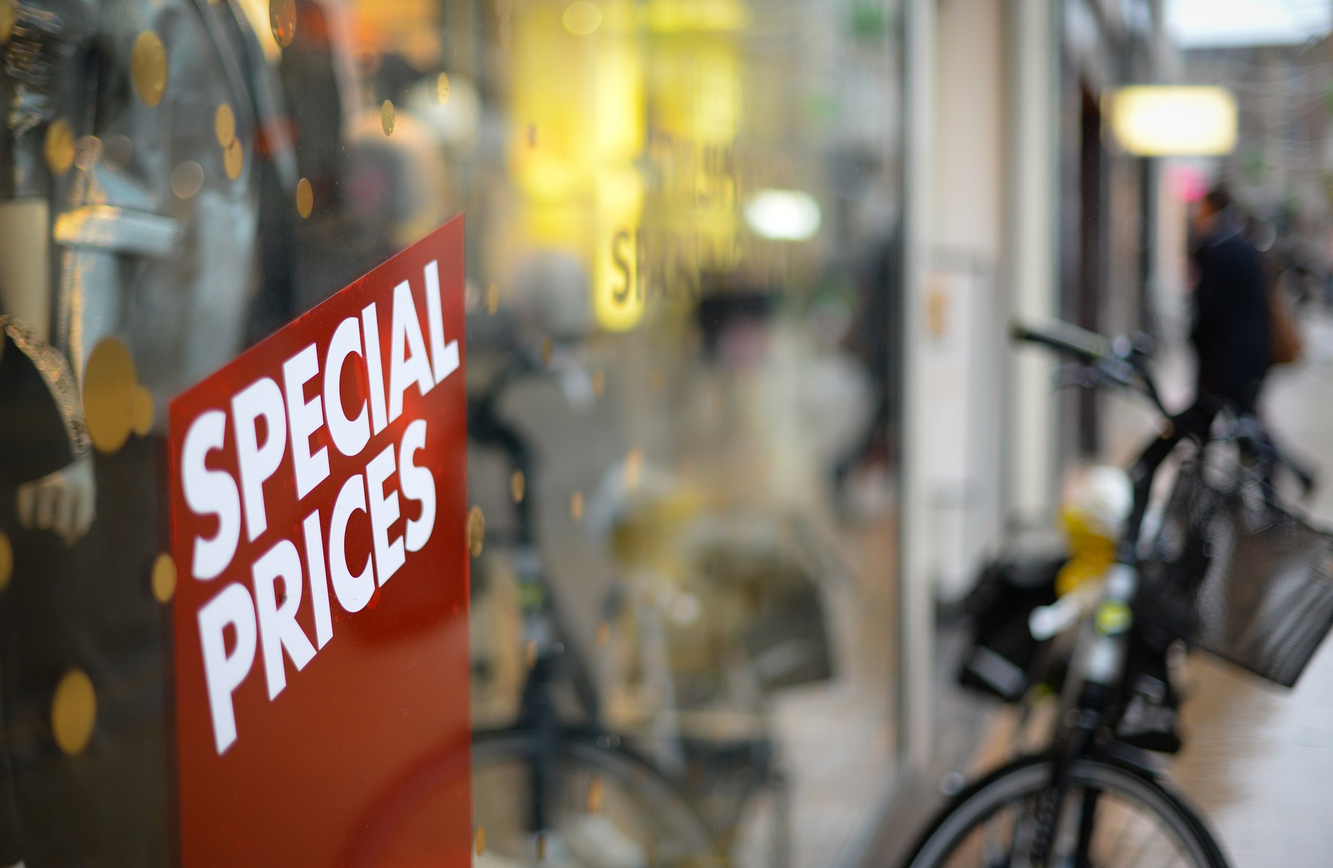 Un cartel donde dice que van a poner precios especiales como estrategia de un negocio autónomo.
