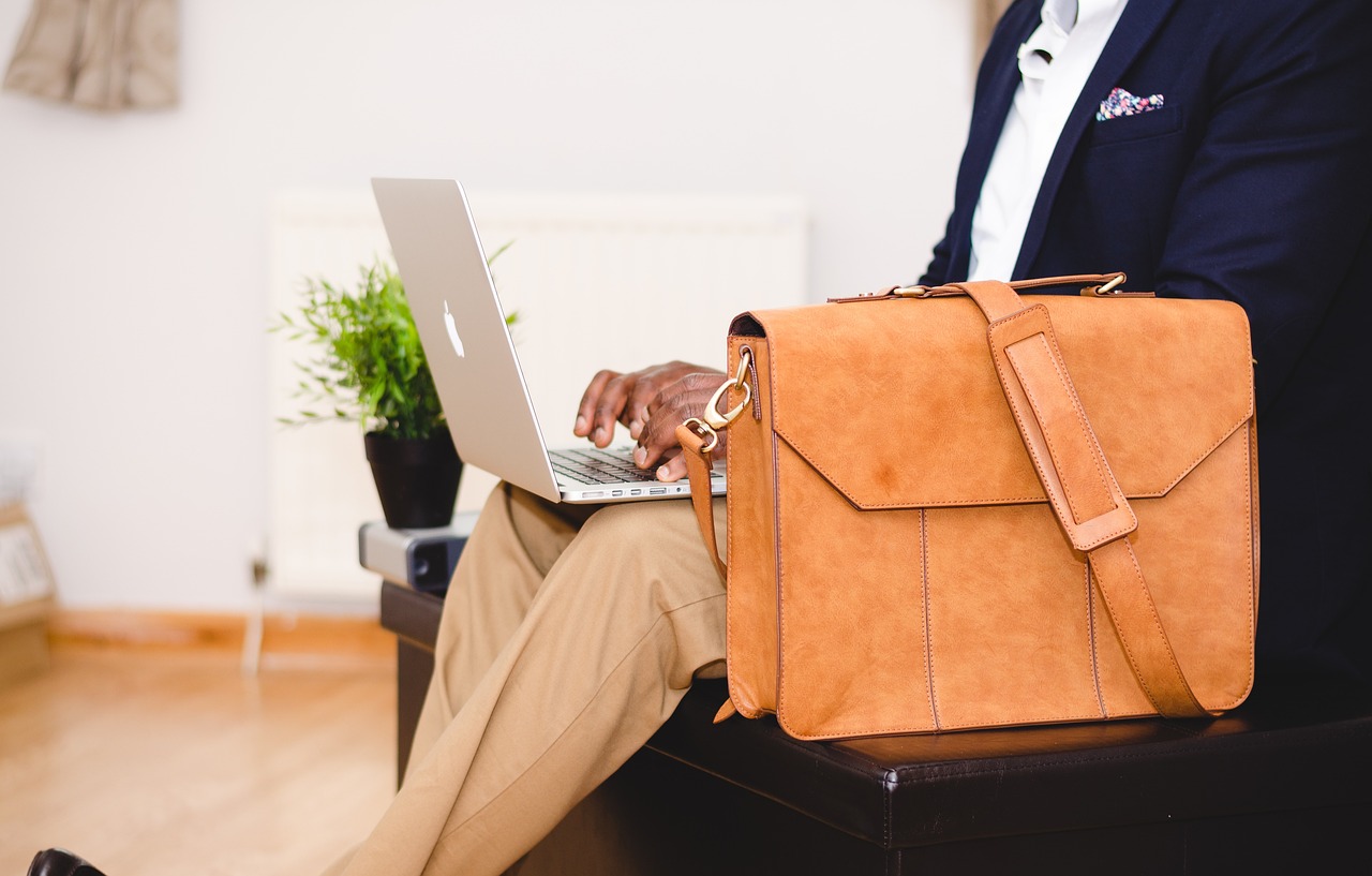 Un autónomo con una cartera de clientes por gestionar.