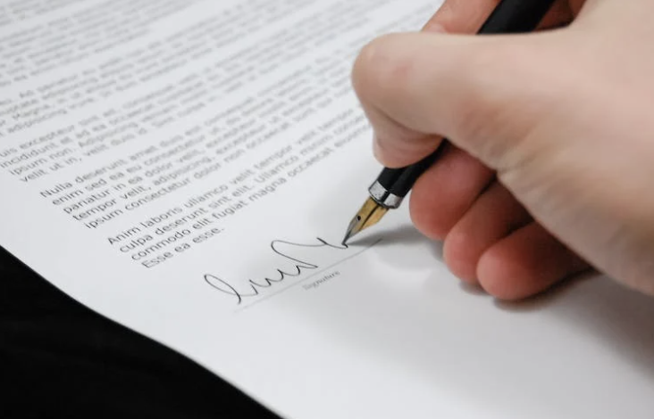 autonomo firmando contrato