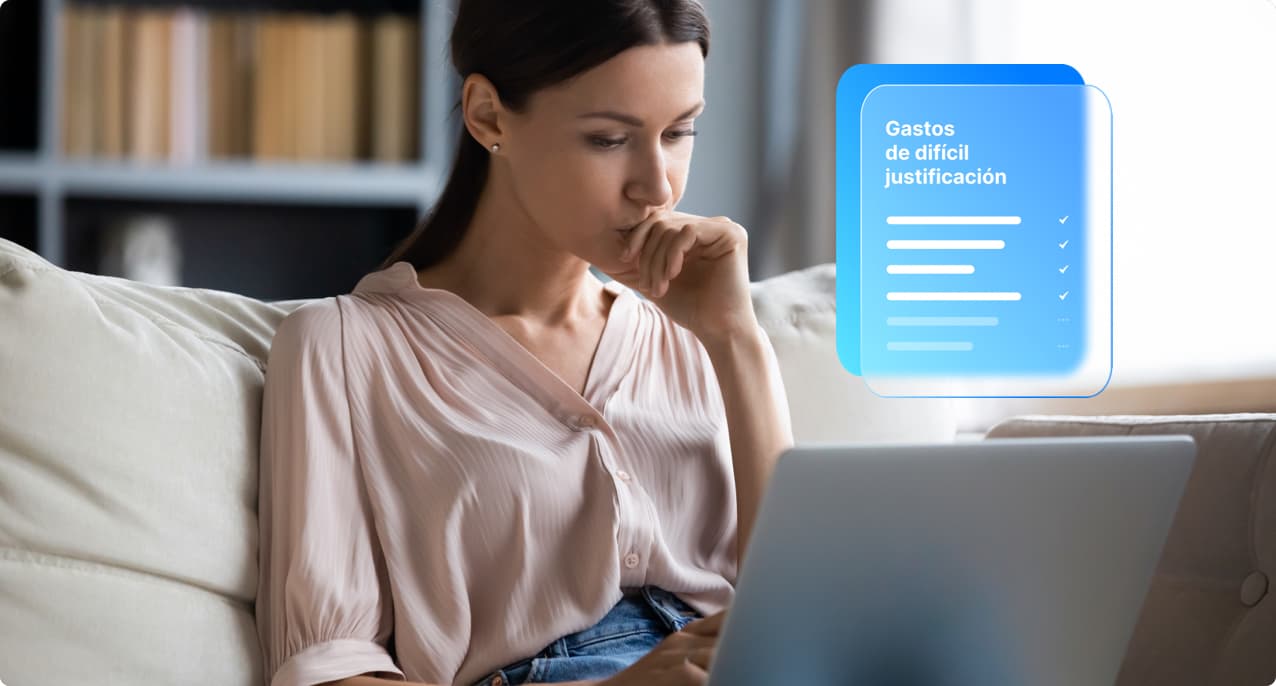 Una autónoma mirando los gastos deducibles en un ordenador