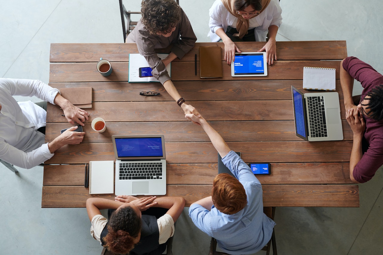 Autónomos en una mesa mirando las diferentes formas jurídicas de una empresa