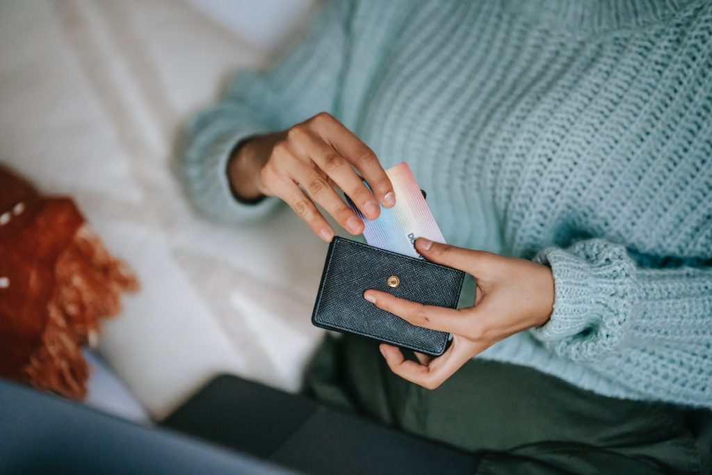 Una mujer mirando el régimen simplificado de IVA para autónomos