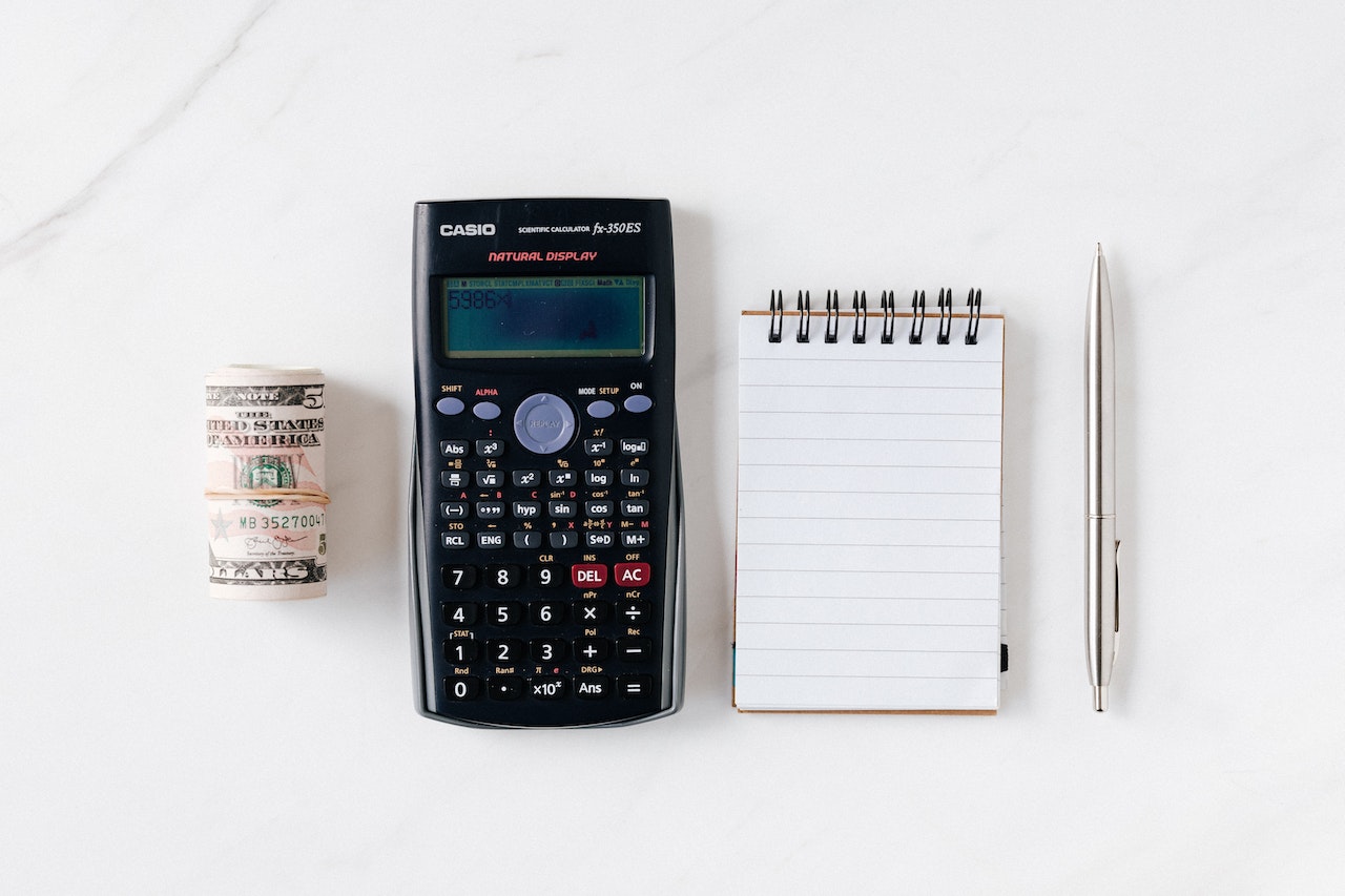La calculadora de un autónomo que usa para calcular cuánto tiene que facturar para ganar 2000 €