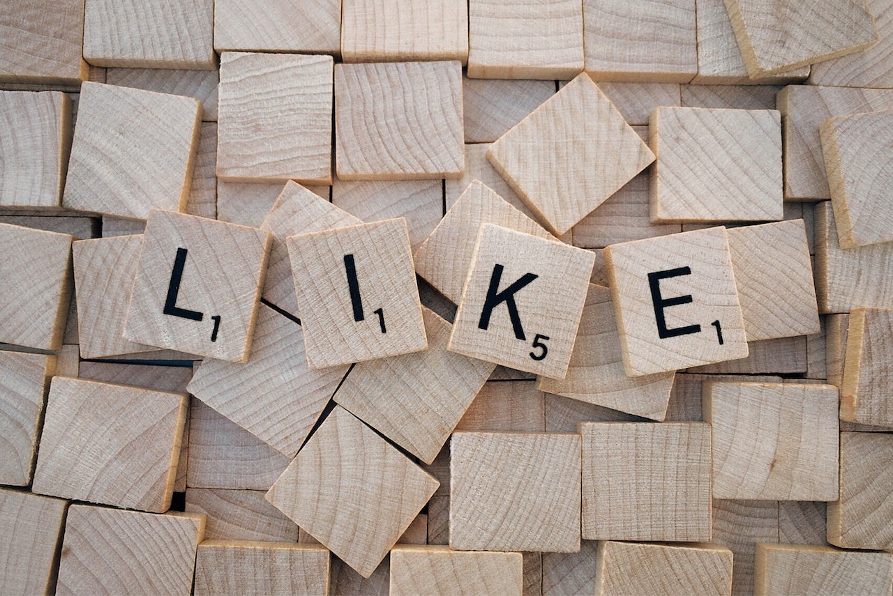 Unas piezas donde pone like que es una expresión que se usa en las redes sociales de los autónomos