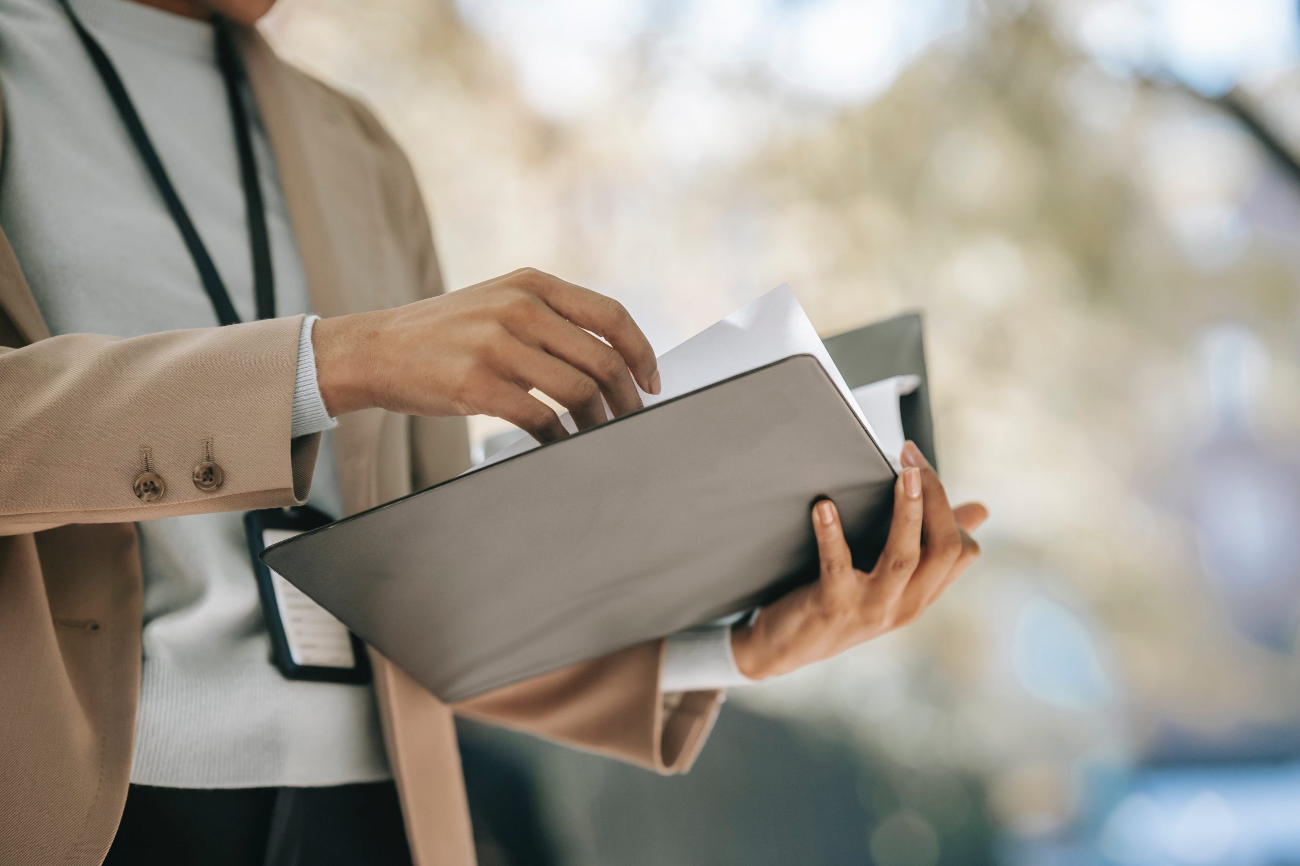 Una persona con una carpeta para la gestión y planificación financiera