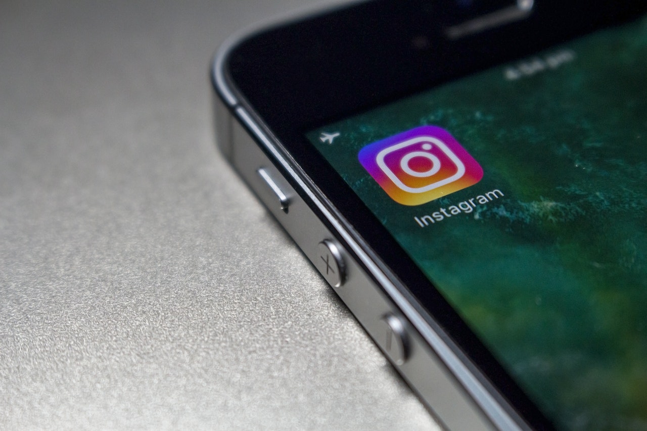 Un teléfono con el instagram para autónomos