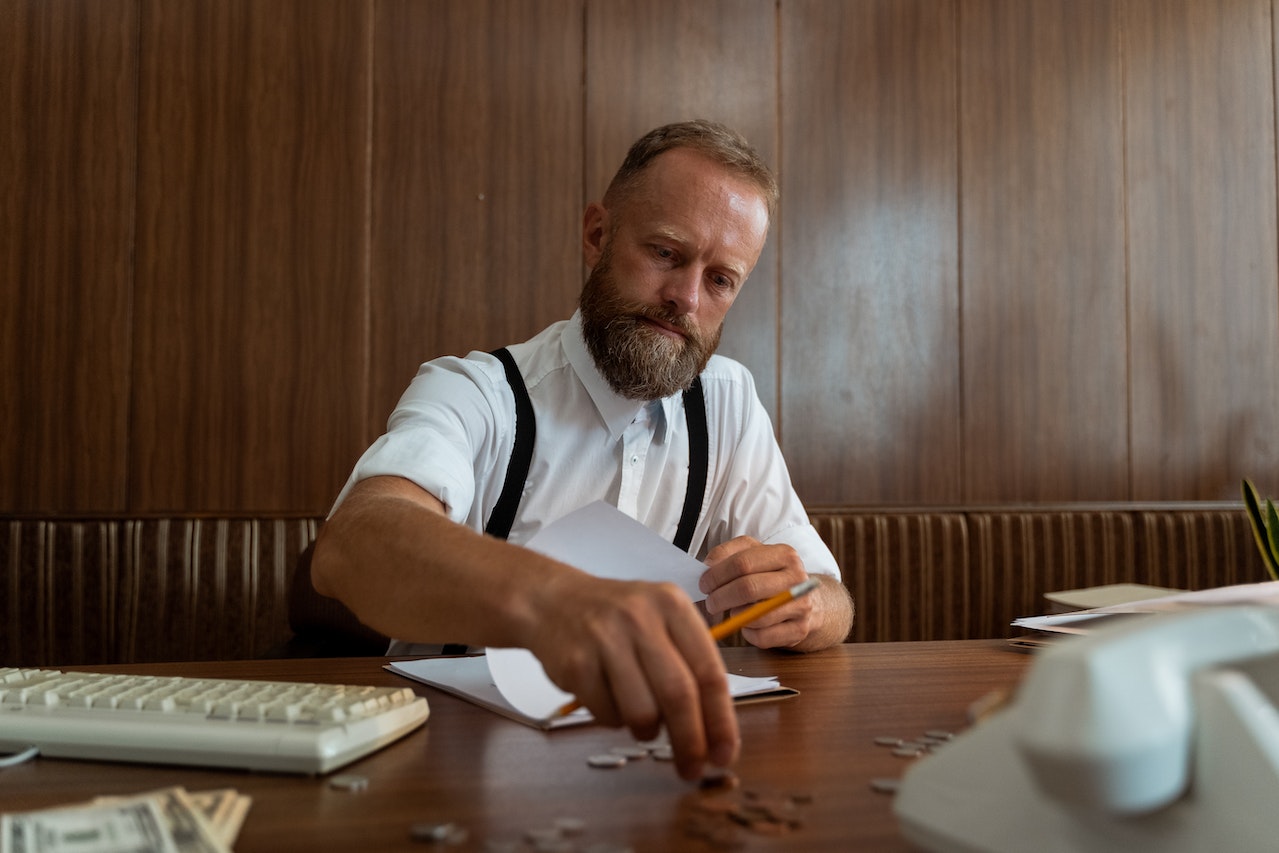 Un hombre autónomo con monedas que representa el SMI