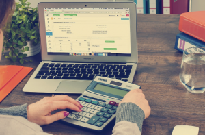 Un autónomo con su ordenador revisando la deducciones fiscales