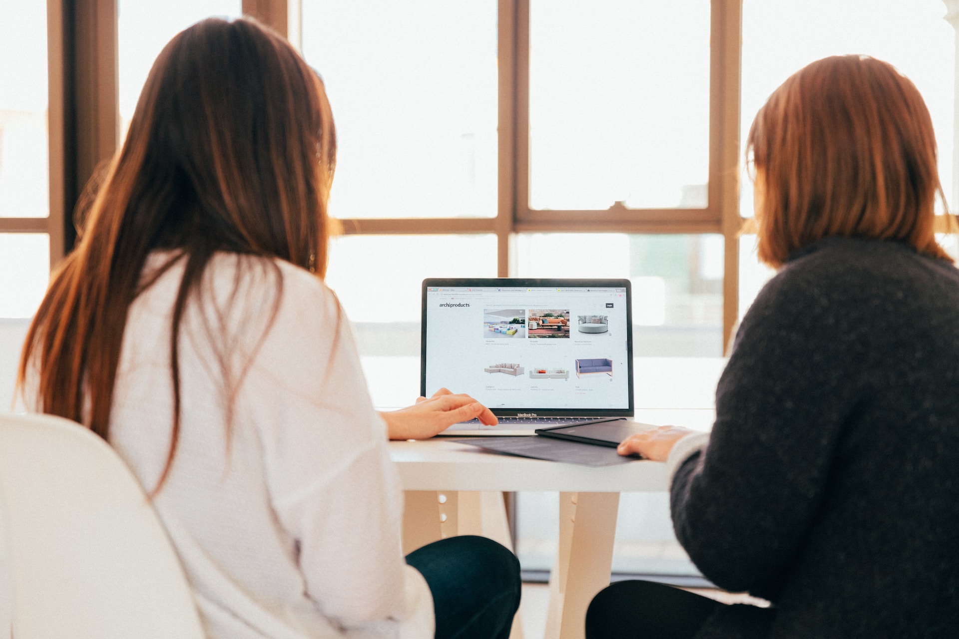 Dos trabajadoras autónomas llevando la contabilidad de los gastos deducibles de un local en alquiler.