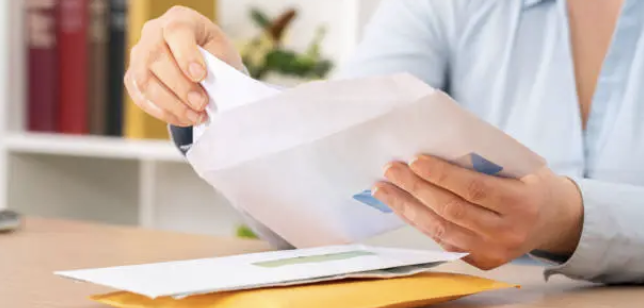 Una mujer autónoma revisando los beneficios fiscales del conforming