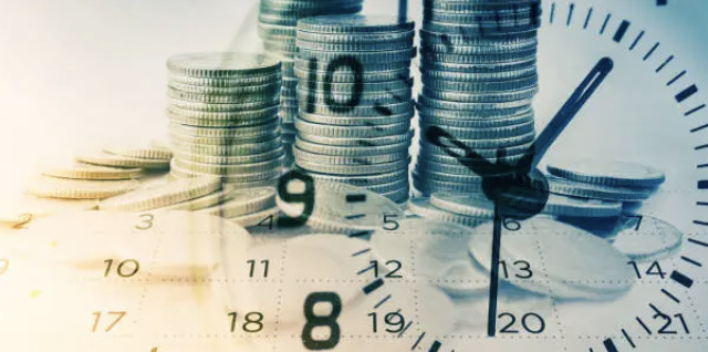 Un reloj y las monedas que se usaran para solventar la declaración de la renta 2024 para autónomos.