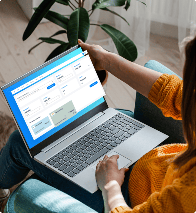 Autónoma con un ordenador visualizando un software de asesoramiento fiscal