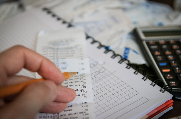 Autónomo revisando el porcentaje IVA en la factura
