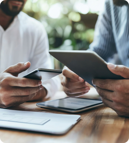 Dos autónomos con sus tablets investigando como darse de alta como autónomos.